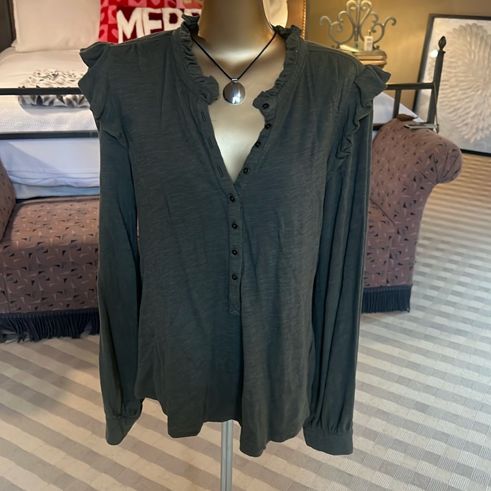 PILCRO anthropology, size small, green, long sleeve T-shirt with flutter sleeves